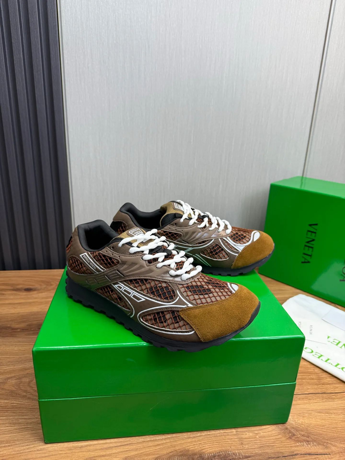 Men's men's shoes 💰620💰 BV top version 𝘽𝙊𝙏𝙏𝙀𝙂𝘼 𝙑𝙀𝙉𝙀𝙏𝘼 Orbit sneakers Wang Yibo same style couple style dad shoes 🩷💚 Runner sneakers, made of lightweight technical mesh fabric. Features a geometric patterned rubber outsole. Pay attention to the package craftsmanship ❕ High version shipping ❗️ Very nice, durable to play with and durable to make ✔️ Standard version 💯💯 The outsole is made of color-blocked TPU outsole. Women’s model 35-41 (40 41 customized) Men’s model 39-46 (45.46 customized) Equipped with original packaging